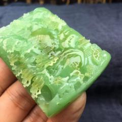 这款是真正的苹果绿的，一个雕刻长寿松指日高升的寓意，而且是那种老料的极品的老坑料，收藏级的一款了，今天的价格真的是太给力了，否则正常都到不了这么便宜，尺寸58.40.13，58克，价格4600