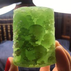 这款是真正的苹果绿的，一个雕刻长寿松指日高升的寓意，而且是那种老料的极品的老坑料，收藏级的一款了，今天的价格真的是太给力了，否则正常都到不了这么便宜，尺寸58.40.13，58克，价格4600