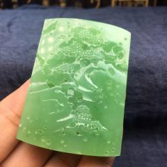 这款是真正的苹果绿的，一个雕刻长寿松指日高升的寓意，而且是那种老料的极品的老坑料，收藏级的一款了，今天的价格真的是太给力了，否则正常都到不了这么便宜，尺寸58.40.13，58克，价格4600