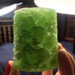 这款是真正的苹果绿的，一个雕刻长寿松指日高升的寓意，而且是那种老料的极品的老坑料，收藏级的一款了，今天的价格真的是太给力了，否则正常都到不了这么便宜，尺寸58.40.13，58克，价格4600