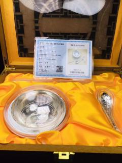 【每天一道特色菜】含s999纯银三件套，碗，筷子，勺子，还送一个高档大礼盒，送人自留都有范儿，今天限量12套，价格99，养生就是它～市场价都要到3000➕了 送礼就要送健康 那就选它保证不出错