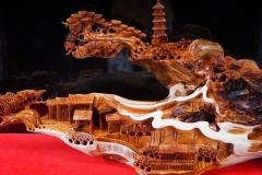 秒3500《山水人家》87 35 50《山水人家》 崖柏双色料无拼接材质干净 清香怡人雕刻精细 层次分明 家居好摆件 送玻璃框 长87宽35高50重49斤