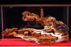 秒3500《山水人家》87 35 50《山水人家》 崖柏双色料无拼接材质干净 清香怡人雕刻精细 层次分明 家居好摆件 送玻璃框 长87宽35高50重49斤