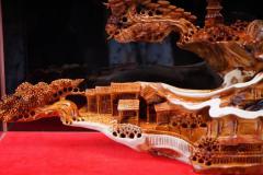 秒3500《山水人家》87 35 50《山水人家》 崖柏双色料无拼接材质干净 清香怡人雕刻精细 层次分明 家居好摆件 送玻璃框 长87宽35高50重49斤