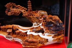 秒3500《山水人家》87 35 50《山水人家》 崖柏双色料无拼接材质干净 清香怡人雕刻精细 层次分明 家居好摆件 送玻璃框 长87宽35高50重49斤