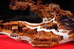 秒3500《山水人家》87 35 50《山水人家》 崖柏双色料无拼接材质干净 清香怡人雕刻精细 层次分明 家居好摆件 送玻璃框 长87宽35高50重49斤