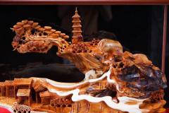 秒3500《山水人家》87 35 50《山水人家》 崖柏双色料无拼接材质干净 清香怡人雕刻精细 层次分明 家居好摆件 送玻璃框 长87宽35高50重49斤