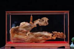 秒3500《山水人家》87 35 50《山水人家》 崖柏双色料无拼接材质干净 清香怡人雕刻精细 层次分明 家居好摆件 送玻璃框 长87宽35高50重49斤