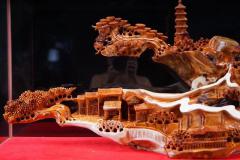 秒3500《山水人家》87 35 50《山水人家》 崖柏双色料无拼接材质干净 清香怡人雕刻精细 层次分明 家居好摆件 送玻璃框 长87宽35高50重49斤