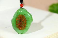 13800【龙行天下】老坑碧玉苹果绿籽料。细润莹洁，刻画精细入微，龙体蜿蜒虬曲，造型气宇轩昂，寓意一柱擒天，中流砥柱，极具祥瑞之意，龙行天下。 规格：49.3/33.4/32.1克重：86.1