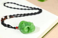 13800【龙行天下】老坑碧玉苹果绿籽料。细润莹洁，刻画精细入微，龙体蜿蜒虬曲，造型气宇轩昂，寓意一柱擒天，中流砥柱，极具祥瑞之意，龙行天下。 规格：49.3/33.4/32.1克重：86.1