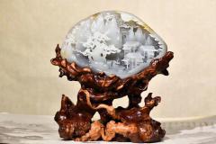 15000【富贵山居】和田玉籽料。玉质细腻油润，白度一级，雕工精湛，古风古韵，面风格恬淡安适。青山遥遥，远山层叠，流水潺潺 苍松叠翠之下，富贵山居之所，一股宁静致远的意蕴。           规格：170.125.38克重：981.7