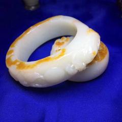 顶级老料子红油皮俏色巧雕手镯套装，圈口59价格8000