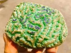 JF2141号451克精品后江满开窗满色牌子料，料子开窗面积大，不变种，种老色阳，水头充足，肉质干净细腻，稳稳出货零风险的料子，整个都是满色，满色出货多多，牌子，挂件美美的，尺寸8*6*5cm