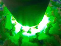 JF2141号451克精品后江满开窗满色牌子料，料子开窗面积大，不变种，种老色阳，水头充足，肉质干净细腻，稳稳出货零风险的料子，整个都是满色，满色出货多多，牌子，挂件美美的，尺寸8*6*5cm