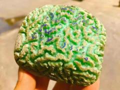 JF2141号451克精品后江满开窗满色牌子料，料子开窗面积大，不变种，种老色阳，水头充足，肉质干净细腻，稳稳出货零风险的料子，整个都是满色，满色出货多多，牌子，挂件美美的，尺寸8*6*5cm