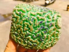 JF2141号451克精品后江满开窗满色牌子料，料子开窗面积大，不变种，种老色阳，水头充足，肉质干净细腻，稳稳出货零风险的料子，整个都是满色，满色出货多多，牌子，挂件美美的，尺寸8*6*5cm