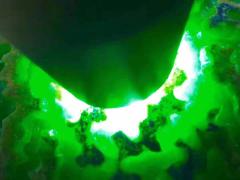 JF2141号451克精品后江满开窗满色牌子料，料子开窗面积大，不变种，种老色阳，水头充足，肉质干净细腻，稳稳出货零风险的料子，整个都是满色，满色出货多多，牌子，挂件美美的，尺寸8*6*5cm