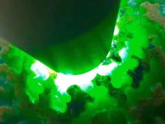 JF2141号451克精品后江满开窗满色牌子料，料子开窗面积大，不变种，种老色阳，水头充足，肉质干净细腻，稳稳出货零风险的料子，整个都是满色，满色出货多多，牌子，挂件美美的，尺寸8*6*5cm