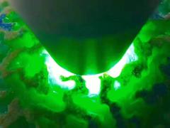 JF2141号451克精品后江满开窗满色牌子料，料子开窗面积大，不变种，种老色阳，水头充足，肉质干净细腻，稳稳出货零风险的料子，整个都是满色，满色出货多多，牌子，挂件美美的，尺寸8*6*5cm