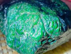 0525-11 莫湾基冰阳绿色全赌料，460克，敞口正 色蟒分布 打灯冰阳绿 色正色阳 赌冰阳绿色成品 值得收藏 买到赚到 尺寸：8-7-4cm