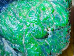 0525-11 莫湾基冰阳绿色全赌料，460克，敞口正 色蟒分布 打灯冰阳绿 色正色阳 赌冰阳绿色成品 值得收藏 买到赚到 尺寸：8-7-4cm