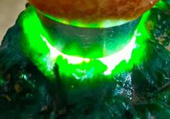 0525-11 莫湾基冰阳绿色全赌料，460克，敞口正 色蟒分布 打灯冰阳绿 色正色阳 赌冰阳绿色成品 值得收藏 买到赚到 尺寸：8-7-4cm