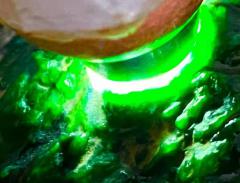 0525-11 莫湾基冰阳绿色全赌料，460克，敞口正 色蟒分布 打灯冰阳绿 色正色阳 赌冰阳绿色成品 值得收藏 买到赚到 尺寸：8-7-4cm