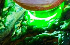 0525-11 莫湾基冰阳绿色全赌料，460克，敞口正 色蟒分布 打灯冰阳绿 色正色阳 赌冰阳绿色成品 值得收藏 买到赚到 尺寸：8-7-4cm