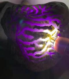 JF2124号2.2公斤会卡紫罗兰，满身开窗不变种，整个都是，种老肉细，水头充足，打灯通透，满冰紫罗兰手镯多多，无裂纹，直接出货零风险，收藏品尺寸15*11*9cm