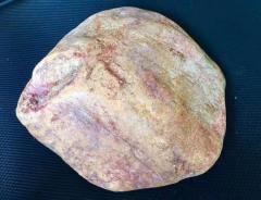 实力派冰阳绿！老木那阳绿满色手镯料 8.2公斤 尺寸：22-21-7cm 皮壳紧致扎实，老坑红蜡皮，开窗处满色大牌已看到，种老化冰，色阳色辣，满色手镯几乎已看到，肉细水润起胶，打灯冰感足，水头一流，品相非常好，满色手镯多多