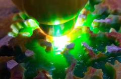 实力派冰阳绿！老木那阳绿满色手镯料 8.2公斤 尺寸：22-21-7cm 皮壳紧致扎实，老坑红蜡皮，开窗处满色大牌已看到，种老化冰，色阳色辣，满色手镯几乎已看到，肉细水润起胶，打灯冰感足，水头一流，品相非常好，满色手镯多多