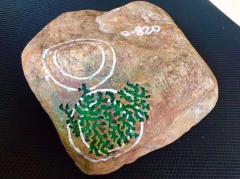 实力派冰阳绿！老木那阳绿满色手镯料 8.2公斤 尺寸：22-21-7cm 皮壳紧致扎实，老坑红蜡皮，开窗处满色大牌已看到，种老化冰，色阳色辣，满色手镯几乎已看到，肉细水润起胶，打灯冰感足，水头一流，品相非常好，满色手镯多多