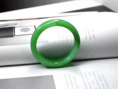 精美的翡翠珠宝，种水一级，精髓就是 把不好的剔除，把最好的留下来 取一块材料 把最好的种水取下，真真的就是历经磨难 只为博你赏识 有伯乐才有千里马