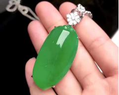 精美的翡翠珠宝，种水一级，精髓就是 把不好的剔除，把最好的留下来 取一块材料 把最好的种水取下，真真的就是历经磨难 只为博你赏识 有伯乐才有千里马