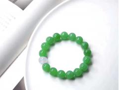 精美的翡翠珠宝，种水一级，精髓就是 把不好的剔除，把最好的留下来 取一块材料 把最好的种水取下，真真的就是历经磨难 只为博你赏识 有伯乐才有千里马