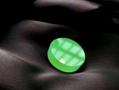 精美的翡翠珠宝，种水一级，精髓就是 把不好的剔除，把最好的留下来 取一块材料 把最好的种水取下，真真的就是历经磨难 只为博你赏识 有伯乐才有千里马