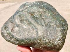 特色黄加绿！Y2894    会卡冰种黄加绿手镯料  3.05公斤  尺寸：16-6-6cm  皮壳光滑，品相工整，皮壳几乎看不到什么裂，肉细种老化冰，大面积开窗黄加绿，色彩丰富，鸡油黄，冰底带色，肉细胶感十足，稳妥做货，牌子挂件无数