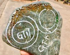 特色黄加绿！Y2894    会卡冰种黄加绿手镯料  3.05公斤  尺寸：16-6-6cm  皮壳光滑，品相工整，皮壳几乎看不到什么裂，肉细种老化冰，大面积开窗黄加绿，色彩丰富，鸡油黄，冰底带色，肉细胶感十足，稳妥做货，牌子挂件无数