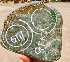 特色黄加绿！Y2894    会卡冰种黄加绿手镯料  3.05公斤  尺寸：16-6-6cm  皮壳光滑，品相工整，皮壳几乎看不到什么裂，肉细种老化冰，大面积开窗黄加绿，色彩丰富，鸡油黄，冰底带色，肉细胶感十足，稳妥做货，牌子挂件无数