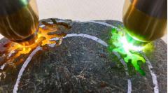 特色黄加绿！Y2894    会卡冰种黄加绿手镯料  3.05公斤  尺寸：16-6-6cm  皮壳光滑，品相工整，皮壳几乎看不到什么裂，肉细种老化冰，大面积开窗黄加绿，色彩丰富，鸡油黄，冰底带色，肉细胶感十足，稳妥做货，牌子挂件无数