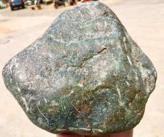 特色黄加绿！Y2894    会卡冰种黄加绿手镯料  3.05公斤  尺寸：16-6-6cm  皮壳光滑，品相工整，皮壳几乎看不到什么裂，肉细种老化冰，大面积开窗黄加绿，色彩丰富，鸡油黄，冰底带色，肉细胶感十足，稳妥做货，牌子挂件无数