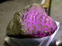 原石开采出一套首饰加吊牌，性价比绝好，翡翠有灵性讲缘分，我们能买到的最高品质取决于预算，而不是想象力，听价格你走了，被别人坑了，你又来了，任何行业都一样，如果您在乎的是品质，就尊重它的价格。