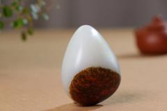 【璞玉芳华】  羊脂玉原石， 油皮艳丽，质地油润细腻 器形质朴，简单，饱满 手感极佳，天然无雕饰，加以雕刻或收藏把玩皆可。  尺寸59-47-29.5mm 重116克 fsqg212706