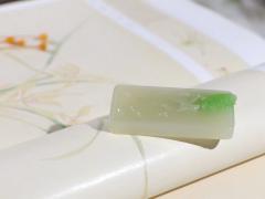 【连年有余】   精品和田玉翠青挂件，质地温润细腻，翠色飘逸，名家巧雕莲花，细致入微，线条柔和自然。池清疑水浅,莲动知鱼散，细作清幽莲花，日月散淡，极具灵气，画面和谐美好，寓意一品清廉，连年有余。  