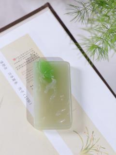 【连年有余】   精品和田玉翠青挂件，质地温润细腻，翠色飘逸，名家巧雕莲花，细致入微，线条柔和自然。池清疑水浅,莲动知鱼散，细作清幽莲花，日月散淡，极具灵气，画面和谐美好，寓意一品清廉，连年有余。  