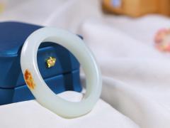 【一品青莲.手镯】  收藏品！和田玉白玉雕花手镯！脂粉浓郁，镯形饱满，手感极佳，镯面精工雕刻一朵盛开的“莲花”，花瓣层次分明，幽香清远，线条勾勒流畅，尽显柔美质感！莲花出淤泥而不染，濯清涟而不妖，有着“一品清廉”的寓意！  