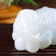 【封侯拜相】  收藏品！！！羊脂玉大象手把件、摆件，白度极佳、脂粉浓厚，玉质温润细腻，手感极佳。大师作品，精工雕刻，刀法娴熟，精雕大象，象头圆胖，鼻子卷长，大耳呼扇，象牙弯长。象背处有只小猴攀伏，四处张望，十分可爱，象被赋予太平，喜气的意义。寓意封侯拜相，加官进爵，吉祥平安。  尺寸89.5-52.5-40.5mm，重303克 fsqgi212409
