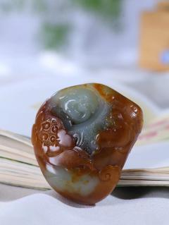 【人财两旺】  精品新疆和田籽料笑佛、财神挂件，皮色老熟、毛孔清晰，质地细润，油光四溢。雕工精湛，精工雕刻财神弥勒佛，财福两旺家和睦，富贵双全人吉祥。弥勒佛，笑面天下，精雕福相财神，喜庆相对，寓意福气财运源源不断。  尺寸51-45.5-25mm 重95克 fszbqlj212409