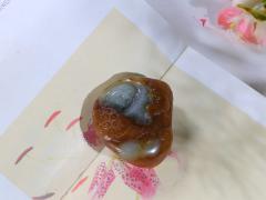 【人财两旺】  精品新疆和田籽料笑佛、财神挂件，皮色老熟、毛孔清晰，质地细润，油光四溢。雕工精湛，精工雕刻财神弥勒佛，财福两旺家和睦，富贵双全人吉祥。弥勒佛，笑面天下，精雕福相财神，喜庆相对，寓意福气财运源源不断。  尺寸51-45.5-25mm 重95克 fszbqlj212409